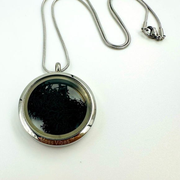 Eternal Moss Locket Pendant Necklace - Picture 4 of 14